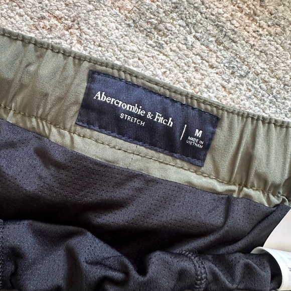 NWT Abercrombie Men’s 5” olive green stretch swim trunks, size M - Picture 9 of 10
